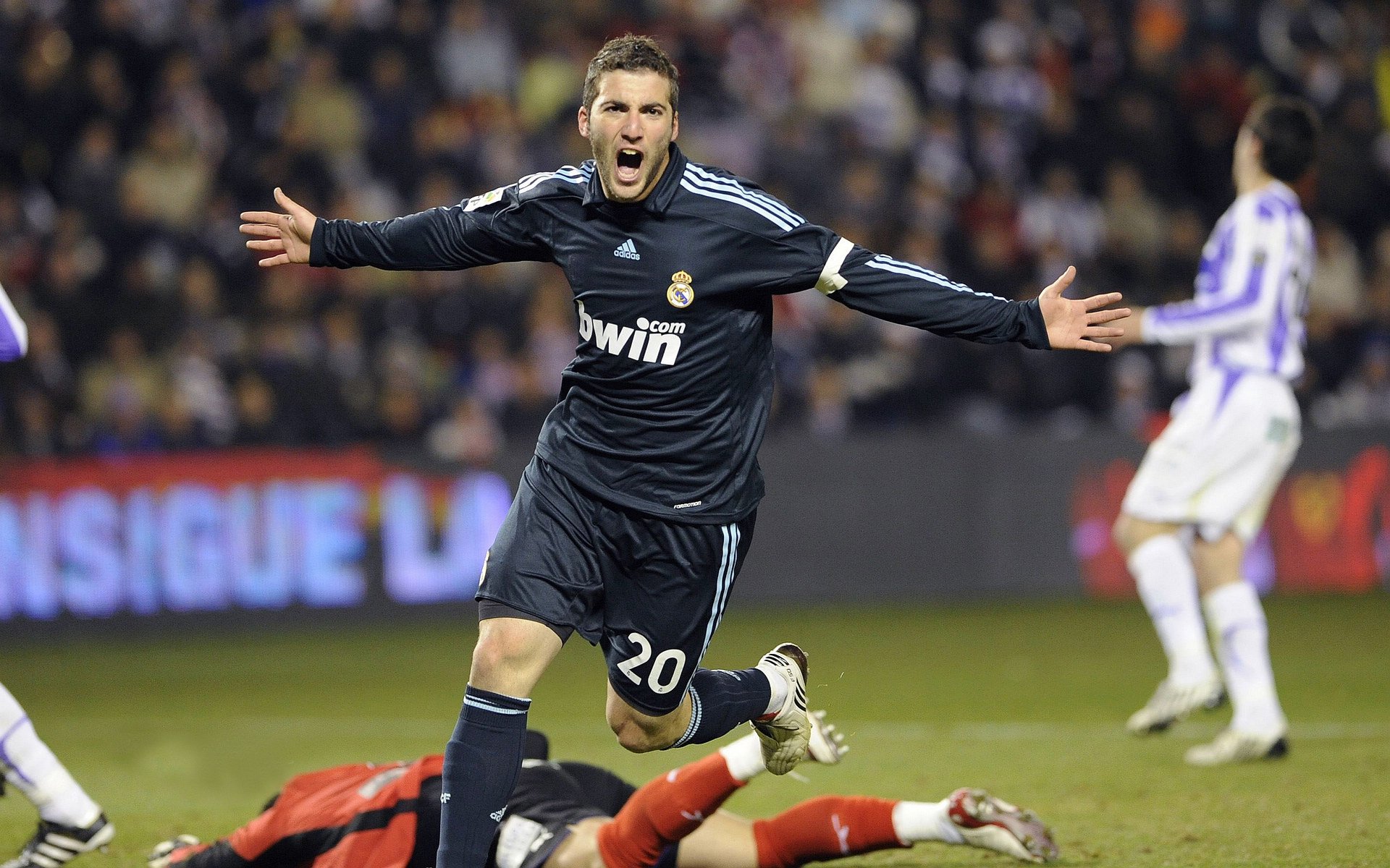 《王者荣耀》荣耀之路总决赛,万人期待冠军归来!